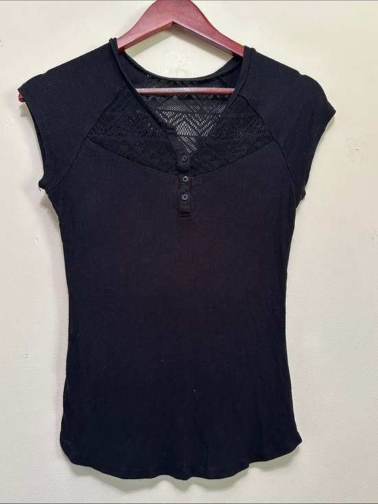 Tops - Women’s Black Lace Yoke Cap Sleeve Top